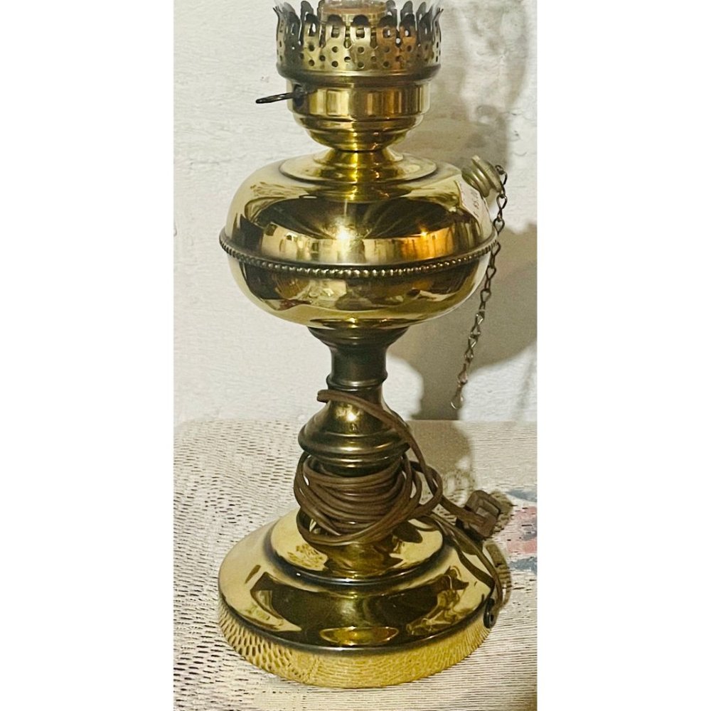 A beautiful vintage brass lamp with glass chimney, old oil lamp converted to ele - Picture 10 of 10